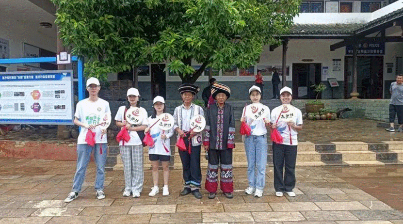 一群人站在建筑旁边描述已自动生成