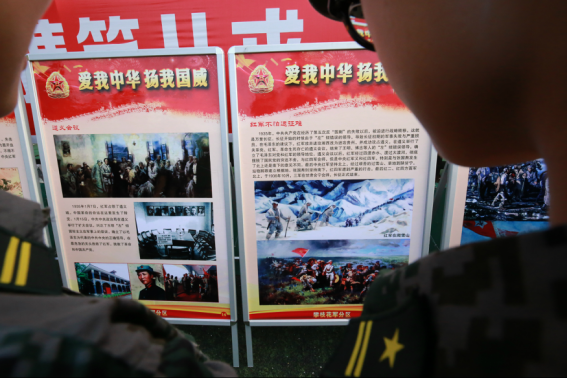 军训新生正在参观国防教育图片展