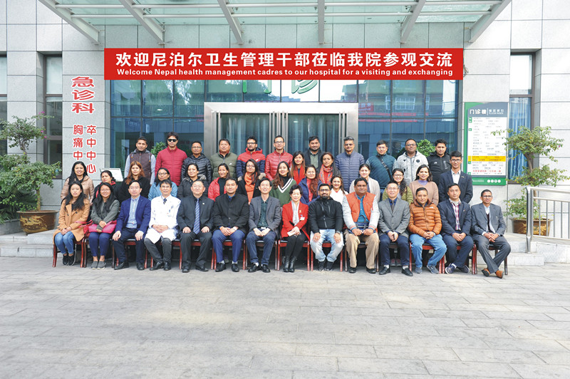 交流团和医院班子成员在医院太极广场合影留念