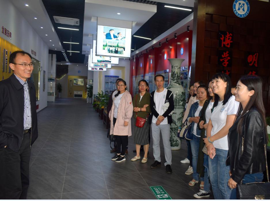 校友参观校史馆