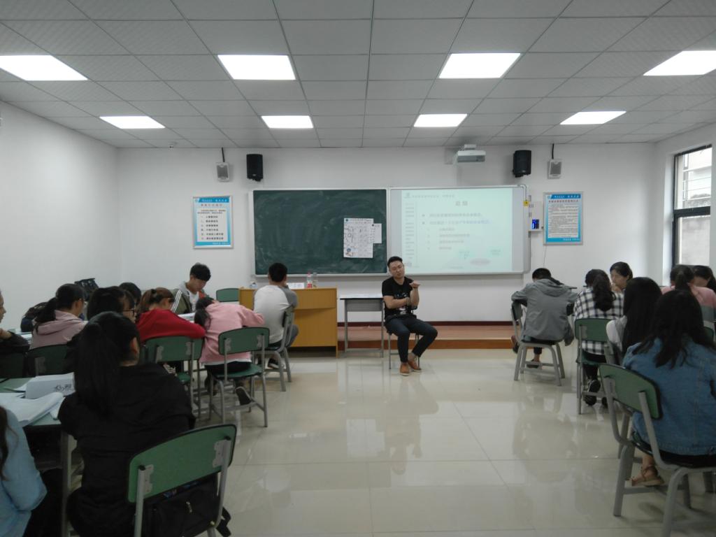 张正在GYB课堂与学生分享创业经验