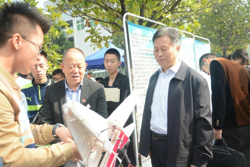 校领导观看航模演示