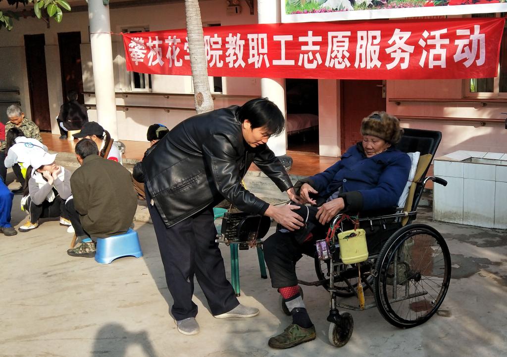 教师询问残疾老人相关情况