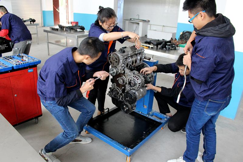 参赛学生认真投入到发动机拆装比赛中