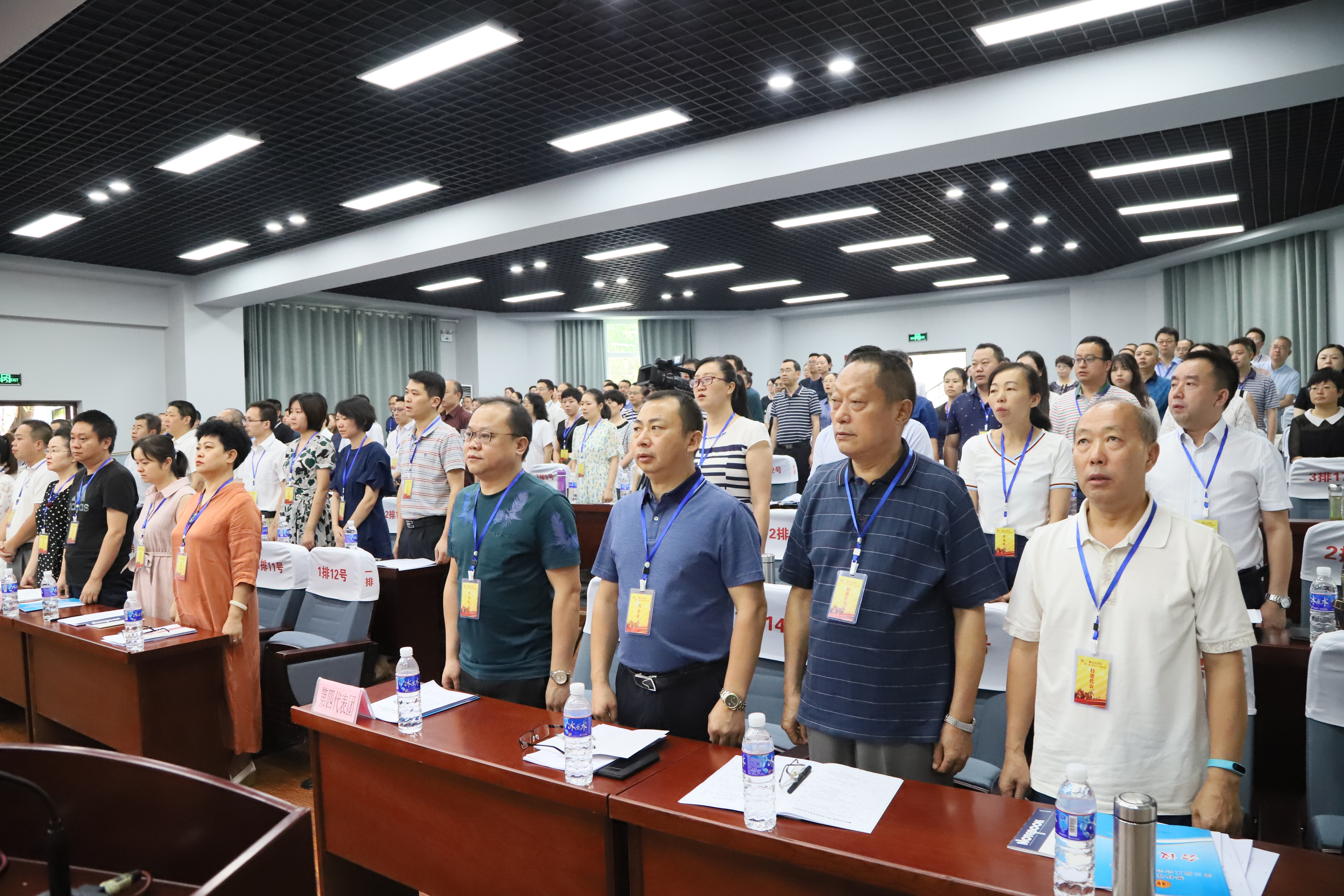 与会全体代表奏唱国歌