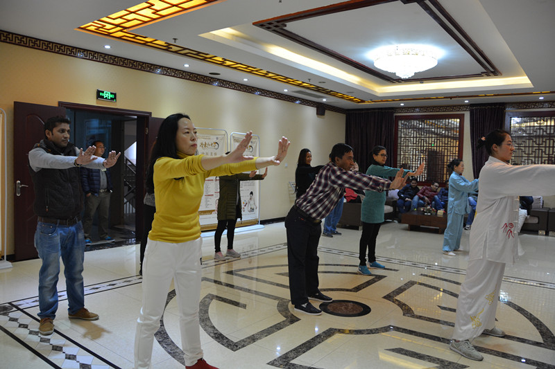 交流团一行参与养生太极拳练习