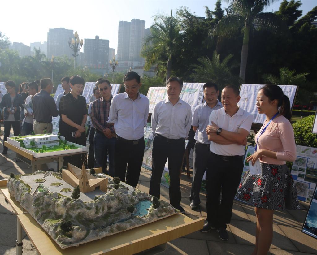 校领导一行观看作品展